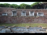 01248 ostia - regio ii - insula i - caserma dei vigili (ii,v,1-2) - caesareum - statuenbasen - altaere.jpg